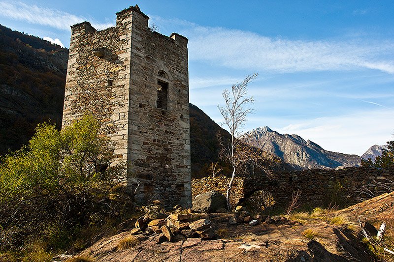 The hexagonal crooked tower of Pramotton