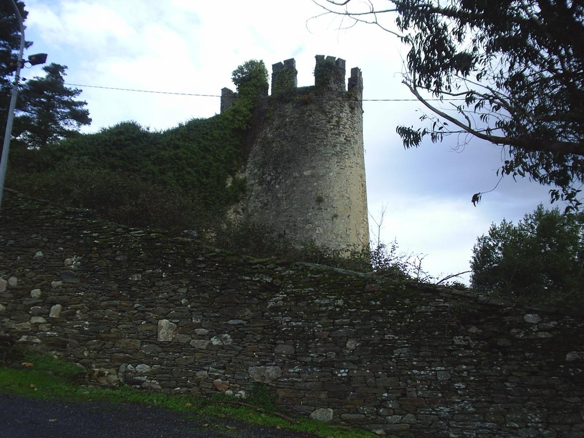 Torre de Sarria: A 12th Century Fortress Overlooking the Camino Francés