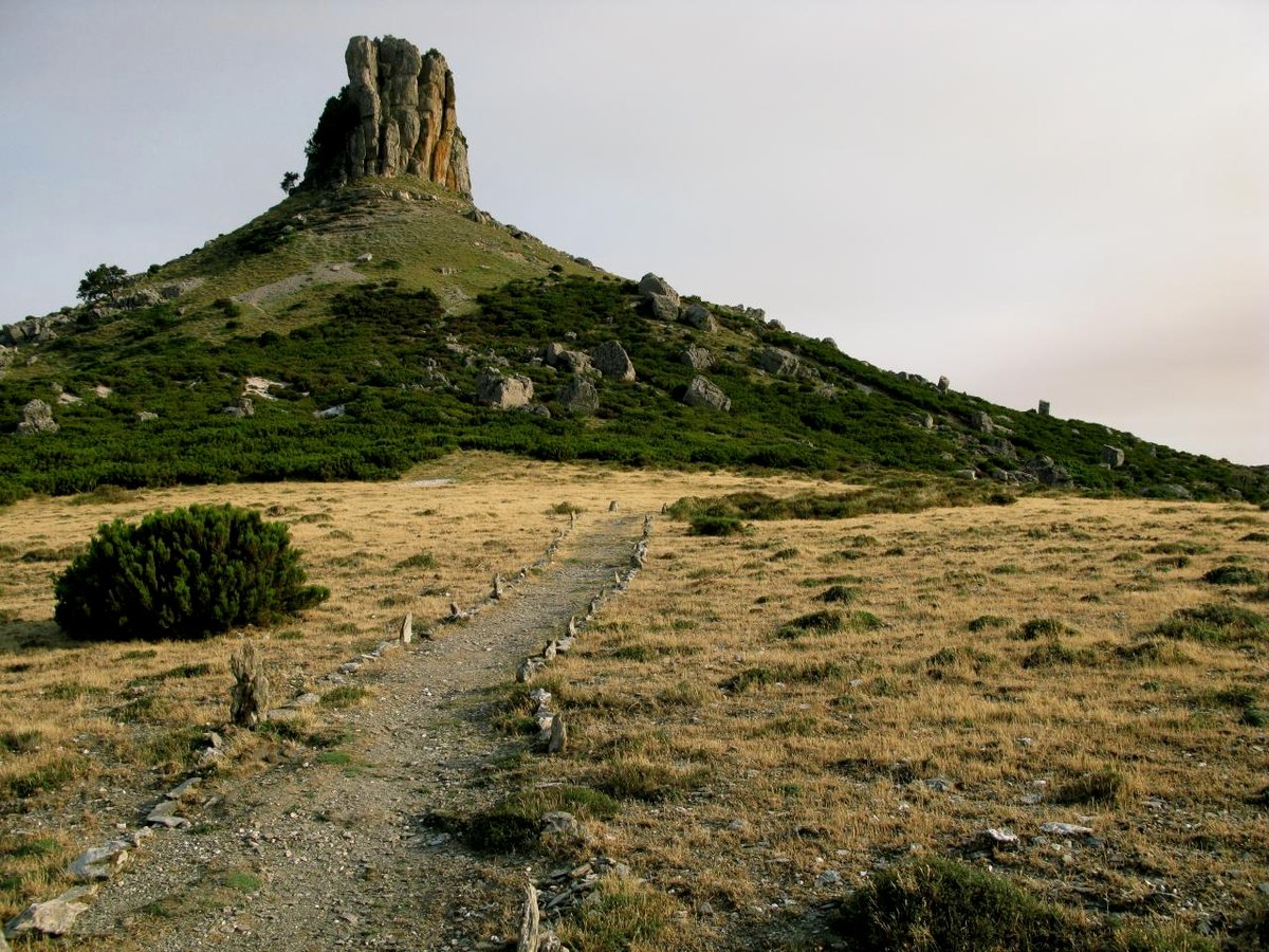 Hidden past in the uncertain present: Monte Perda Liana