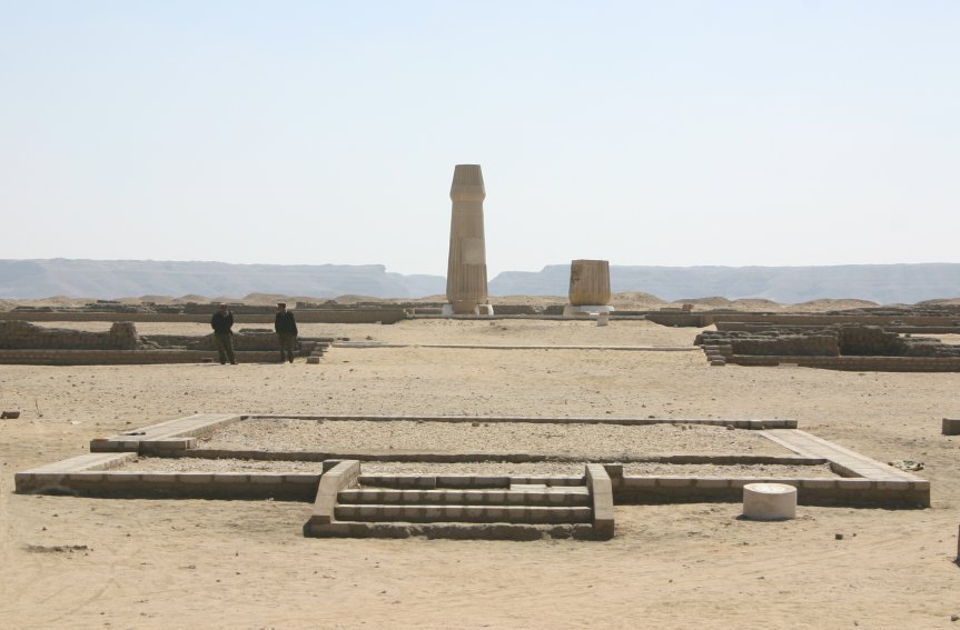 The Enchanted Tomb of Eknathon: A Sunlit Path Through Eternity