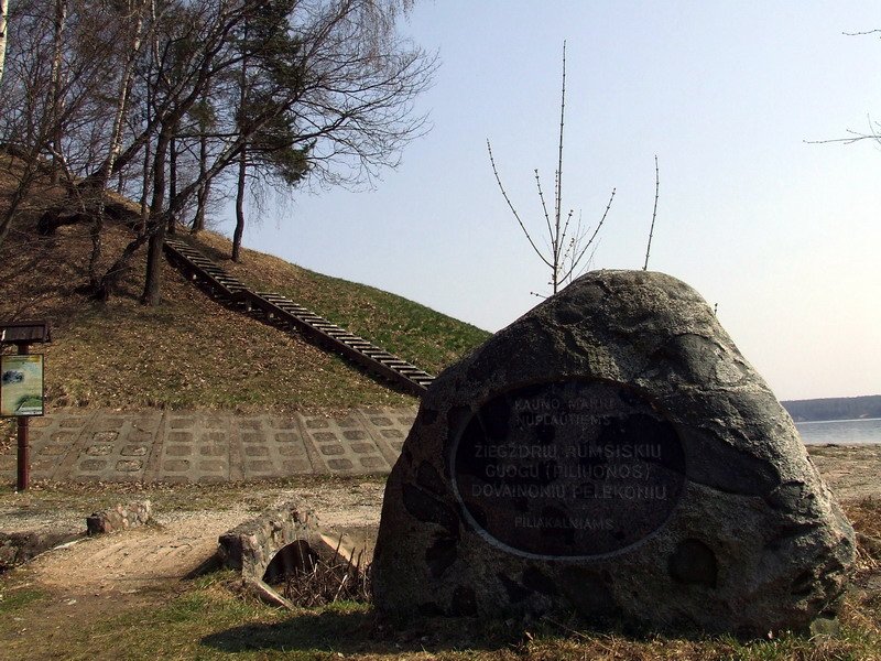 Dovainonių piliakalnis (arba Kapitoniškių piliakalnis)